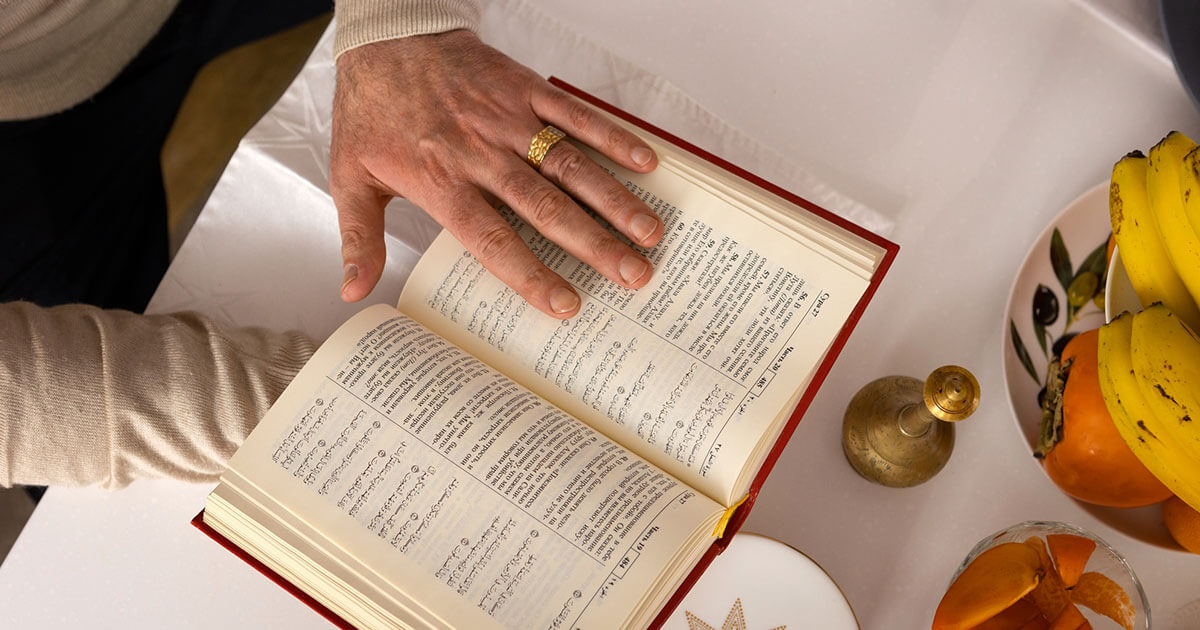 What does manifest mean in the bible?